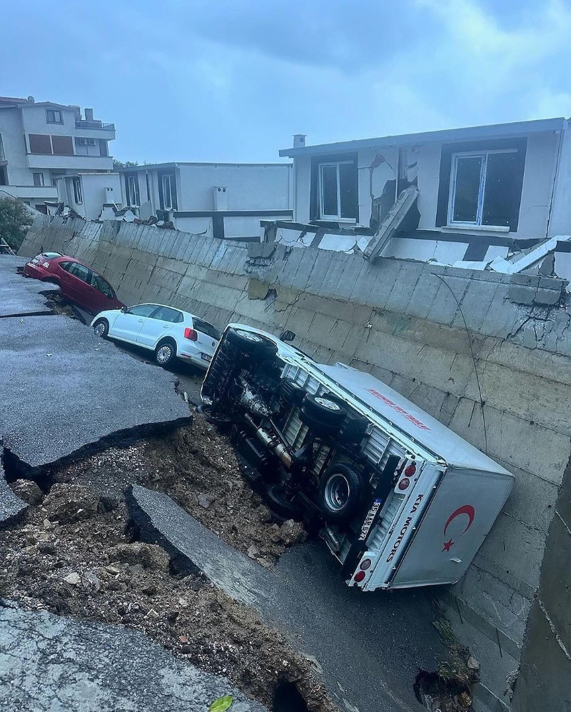 İzmir'de Kuvvetli Yağış Sonrası Yer Yarıldı Arabalar İçine Düştü